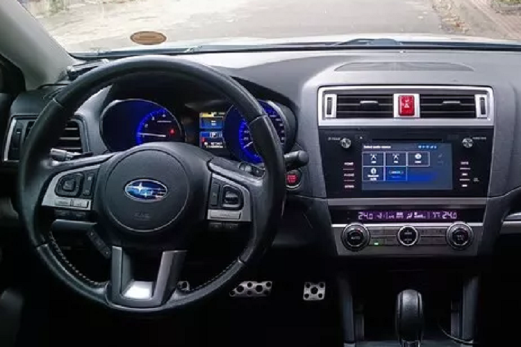 Đèn pha bi-xenon với chức năng tự động bật tắt đi kèm rửa đèn và đèn LED ban ngày. Đèn hậu cũng thiết kế LED. La-zăng thiết kế 5 chấu kép kiểu chữ V kích thước 18 inch, sơn phay kim loại và đi kèm bộ lốp 225/60R18.Ghế ngồi bọc da đen với hàng ghế trước chỉnh điện với ghế lái có nhớ vị trí. Màn hình giải trí cảm ứng, đi kèm đầu đĩa CD, âm thanh 6 loa, kết nối AUX, USB, Bluetooth và camera lùi.