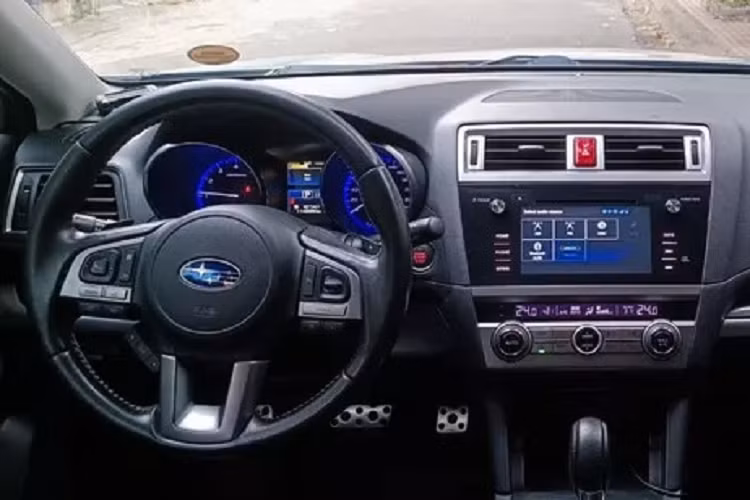 Đèn pha bi-xenon với chức năng tự động bật tắt đi kèm rửa đèn và đèn LED ban ngày. Đèn hậu cũng thiết kế LED. La-zăng thiết kế 5 chấu kép kiểu chữ V kích thước 18 inch, sơn phay kim loại và đi kèm bộ lốp 225/60R18.Ghế ngồi bọc da đen với hàng ghế trước chỉnh điện với ghế lái có nhớ vị trí. Màn hình giải trí cảm ứng, đi kèm đầu đĩa CD, âm thanh 6 loa, kết nối AUX, USB, Bluetooth và camera lùi.