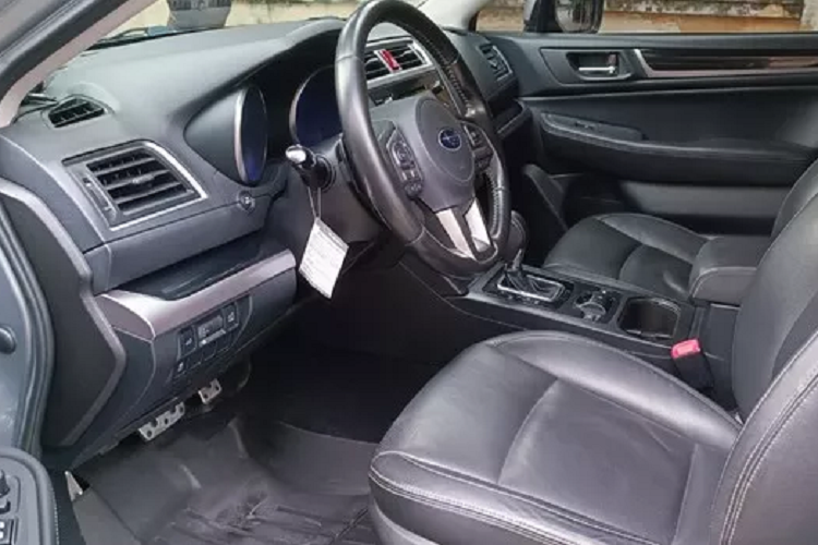 Và qua những hình ảnh đính kèm, chiếc Subaru Outback 2015 có ngoại hình còn khá đẹp, khoang nội thất sạch sẽ, còn chất nguyên bản cao. Subaru Outback 2015 thuộc thế hệ thứ 4, có kích thước tổng thể DxRxC lần lượt là 4.817 x 1.840 x 1.680 (mm). Chiều dài cơ sở 2,745 mm mang đến không gian nội thất rất rộng rãi.