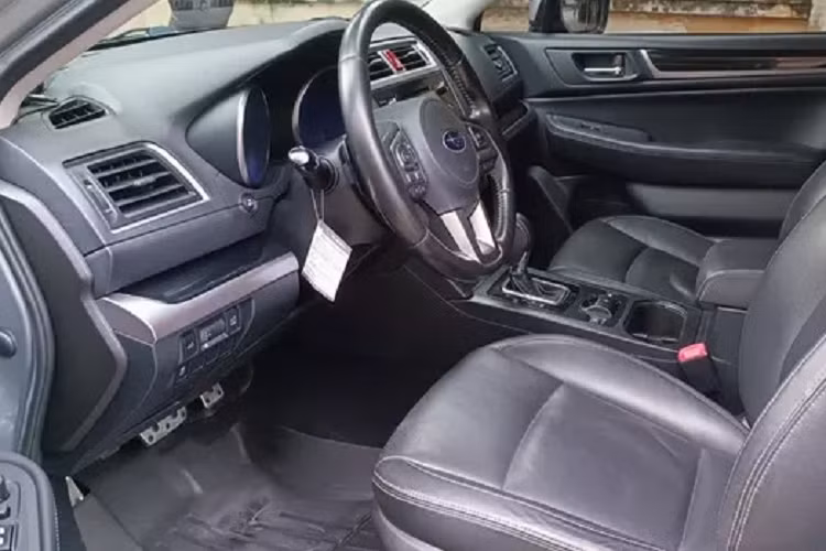 Và qua những hình ảnh đính kèm, chiếc Subaru Outback 2015 có ngoại hình còn khá đẹp, khoang nội thất sạch sẽ, còn chất nguyên bản cao. Subaru Outback 2015 thuộc thế hệ thứ 4, có kích thước tổng thể DxRxC lần lượt là 4.817 x 1.840 x 1.680 (mm). Chiều dài cơ sở 2,745 mm mang đến không gian nội thất rất rộng rãi.