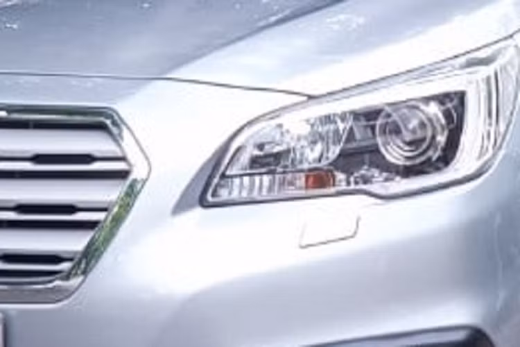 Phiên bản 2.5i-S cũng trang bị đầy đủ các tính năng an toàn cần thiết như 7 túi khí, hệ thống hỗ trợ phanh ABS, EBS, BA, hệ thống cân bằng điện tử VDC, hỗ trợ khởi hành ngang dốc, hỗ trợ xuống dốc...