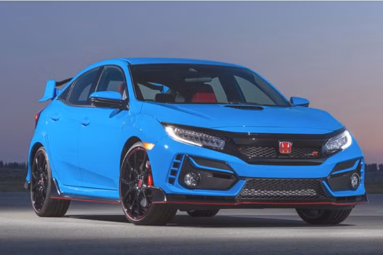 Cùng với thông báo về ngày ra mắt, Honda cũng đã tung ra teaser đầu tiên của mẫu xe sản xuất. Theo đó, Honda Civic Type R 2023 thể thao sở hữu thiết kế mạnh mẽ, nam tính với những đường nét góc cạnh dọc thân xe, cánh gió lớn và ống xả thể thao.