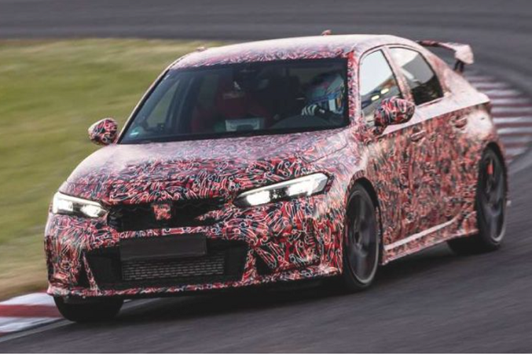 Khu vực đầu xe nổi bật với cụm đèn pha kết hợp đèn Led định vị dạng chữ L đặt ngược. Cùng với đó, mặt lưới tản nhiệt họa tiết hình tổ ong và kết hợp logo R độc quyền càng làm tăng thêm vẻ thể thao cho biến thể hiệu suất cao của Honda Civic. 