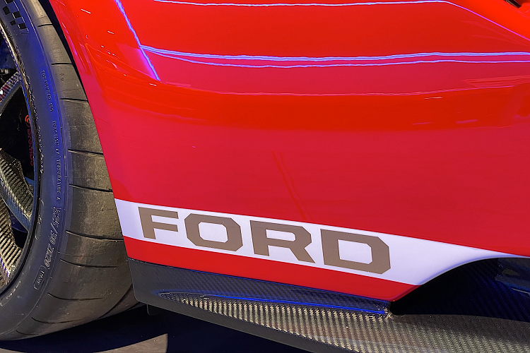 Mẫu xe thể thao được trang bị động cơ EcoBoost V6 tăng áp kép dung tích 3.5 lít cho công suất tối đa 656 mã lực, mô-men xoắn cực đại 746 Nm kết hợp với hộp số tự động .