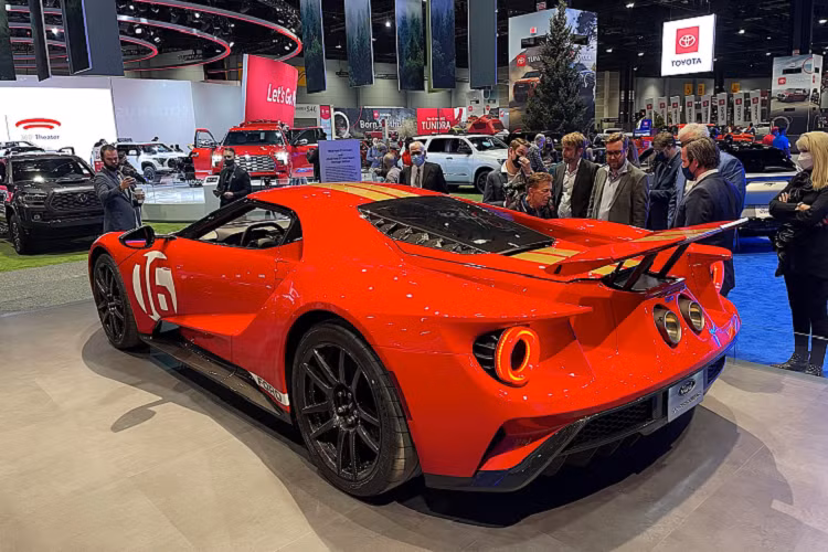 Đội ngũ kĩ sư đã trang bị nhiều bộ phận làm bằng sợi carbon trên mẫu xe GT như bộ vành 20 inch, bộ cánh gió trước, cửa gió động cơ, bộ khuếch tán gió phía sau. Cùm phanh Brembo cũng đồng màu với bộ vành nhưng logo được sơn đỏ.