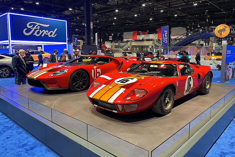 Mẫu xe Ford GT Alan Mann Heritage Edition bản đặc biệt nổi bật với tông màu đỏ chủ đạo cùng các điểm nhấn bằng màu sơn trắng, vàng gold đặc trưng của Alan Mann Racing, kết hợp với nhiều nét hiện đại khác nhau như sợi carbon ở bộ vành hoặc cánh gió sườn xe.