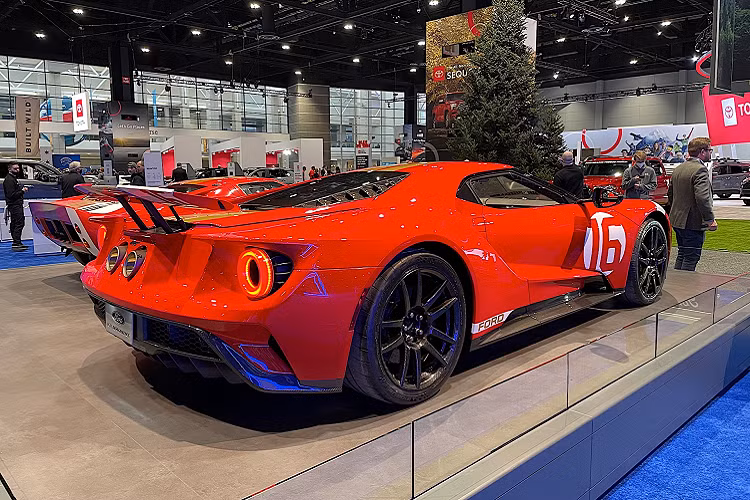 Tuy nhiên, những kinh nghiệm thu được từ những cuộc đua này đã giúp hãng xe Mỹ vô địch Le Mans với GT Mk II năm 1966. Ngoài màu sơn độc đáo, phiên bản GT giới hạn này còn đi kèm với một sọc đua kép trên nóc xe, cùng với số 16 trên cửa, mui xe và ở mặt dưới của cánh sau.