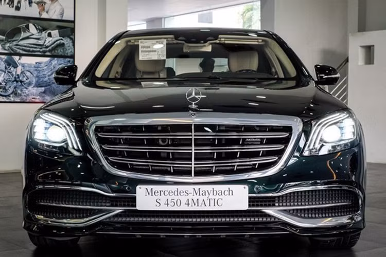 Chiếc Mercedes-Maybach S450 4Matic đã qua sử dụng mới được người đẹp 9X tậu chỉ mất thời gian 5,9 giây tăng tốc từ vị trí xuất phát tới 100 km/h trước khi đạt tốc độ tối đa 250 km/h. Điều khiển dòng xe siêu sang như Mercedes-Maybach S450 Matic, Trúc Ny có thể lựa chọn giữa 4 chế độ lái gồm Eco, Sport, Comfort, Individual để phù hợp với từng loại địa hình hoặc sở thích chạy xe của mình.
