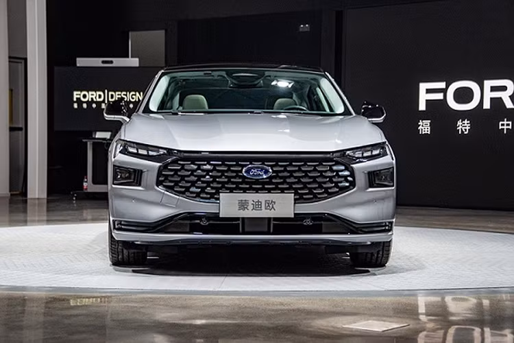Bên cạnh bộ vành sơn 2 màu, Ford Mondeo ST-Line 2022 còn có được trang bị lưới tản nhiệt mới với mắt lưới 3D, có thể đóng/mở chủ động để tăng khả năng làm mát khoang động cơ. Tiếp đến là cản trước và cản sau khác biệt so với 3 bản còn lại.