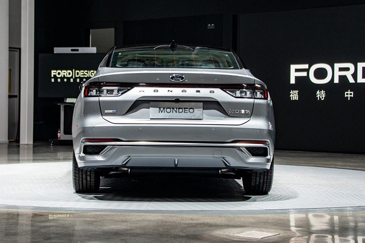 Ở bản trang bị nào, Ford Mondeo 2022 cũng dùng hệ thống đèn LED từ trước ra sau. Tuy nhiên, chỉ có 3 bản Deluxe, Extreme và ST-Line được trang bị nóc màu đen tương phản với thân xe. Ngoài ra, Ford Mondeo 2022 ở Trung Quốc còn có 3 loại vành la-zăng với kích thước khác nhau. Cụ thể, vành 17 inch sẽ dành cho bản Fashion, vành 18 inch cho bản Deluxe trong khi bản Extreme và ST-Line dùng vành 19 inch.