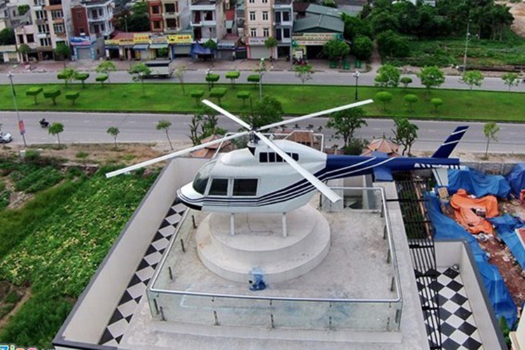 Chiếc phi cơ riêng cũng là thứ thu hút sự chú ý của khách mời đến tham dự. Được biết, đây là lễ kỷ niệm tiệc cưới của vợ chồng đại gia chuyên kinh doanh lợn tại Hải Dương. Vị đại gia từng chia sẻ rằng ông đã có đam mê với xe từ nhỏ. Với việc kinh doanh lợn, năm 2000, ông đã sở hữu chiếc xe Tucson đầu tiên.