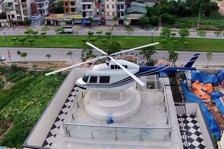 Chiếc phi cơ riêng cũng là thứ thu hút sự chú ý của khách mời đến tham dự. Được biết, đây là lễ kỷ niệm tiệc cưới của vợ chồng đại gia chuyên kinh doanh lợn tại Hải Dương. Vị đại gia từng chia sẻ rằng ông đã có đam mê với xe từ nhỏ. Với việc kinh doanh lợn, năm 2000, ông đã sở hữu chiếc xe Tucson đầu tiên.