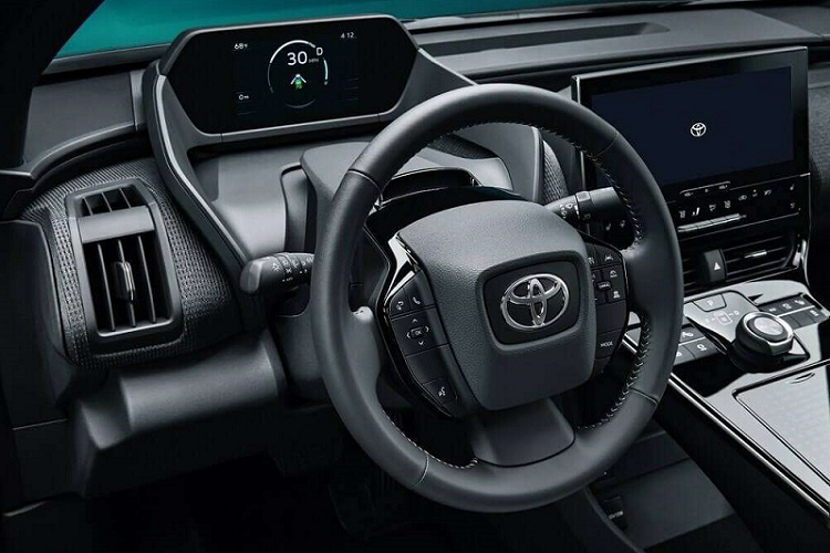 Nằm bên trong thân vỏ của Toyota bZ4X là cơ sở gầm bệ e-TNGA dành riêng cho ô tô điện. Xe có 2 phiên bản là dẫn động cầu trước FWD và dẫn động 4 bánh toàn thời gian AWD. Trong đó, bản FWD sử dụng 1 mô-tơ điện nằm trên cầu trước, tạo ra công suất tối đa 201 mã lực và mô-men xoắn cực đại 265 Nm.
