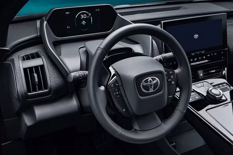 Nằm bên trong thân vỏ của Toyota bZ4X là cơ sở gầm bệ e-TNGA dành riêng cho ô tô điện. Xe có 2 phiên bản là dẫn động cầu trước FWD và dẫn động 4 bánh toàn thời gian AWD. Trong đó, bản FWD sử dụng 1 mô-tơ điện nằm trên cầu trước, tạo ra công suất tối đa 201 mã lực và mô-men xoắn cực đại 265 Nm.