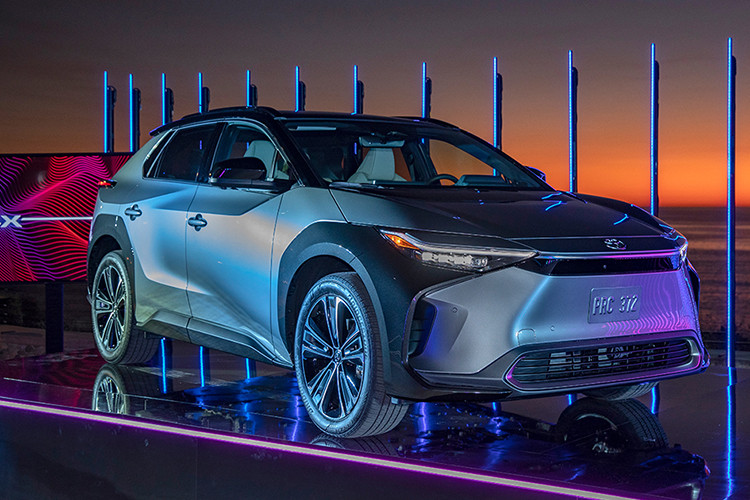 Những trang bị đáng chú ý còn lại của Toyota bZ4X bao gồm pin năng lượng mặt trời đặt trên nóc và hệ thống an toàn chủ động ADAS, bao gồm cả hệ thống hỗ trợ đỗ xe. Hiện giá xe Toyota bZ4X 2023 tại thị trường Thái Lan vẫn được giữ kín.