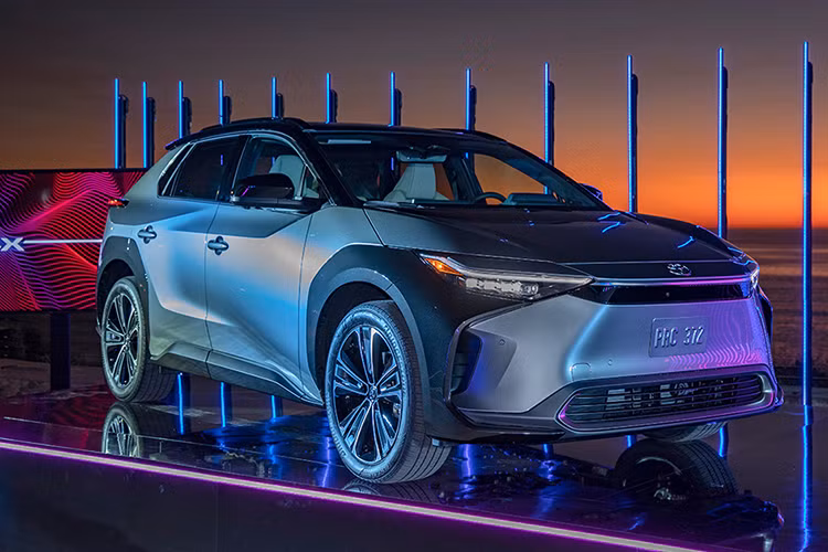 Những trang bị đáng chú ý còn lại của Toyota bZ4X bao gồm pin năng lượng mặt trời đặt trên nóc và hệ thống an toàn chủ động ADAS, bao gồm cả hệ thống hỗ trợ đỗ xe. Hiện giá xe Toyota bZ4X 2023 tại thị trường Thái Lan vẫn được giữ kín.