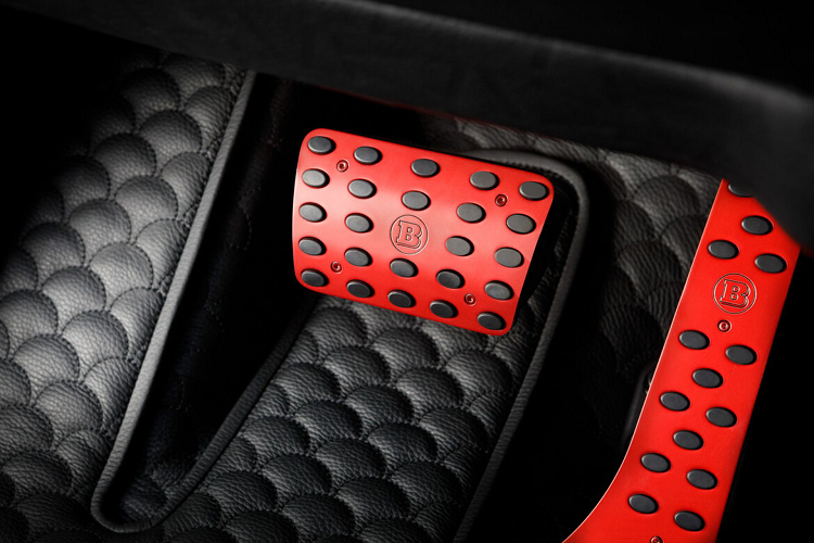 Nhờ đó, mặc dù có trọng lượng khổng lồ 2.720 kg nhưng Brabus P 900 Rocket Edition vẫn có khả năng tăng tốc từ 0 - 100 km/h trong trong vòng chỉ 3,7 giây.