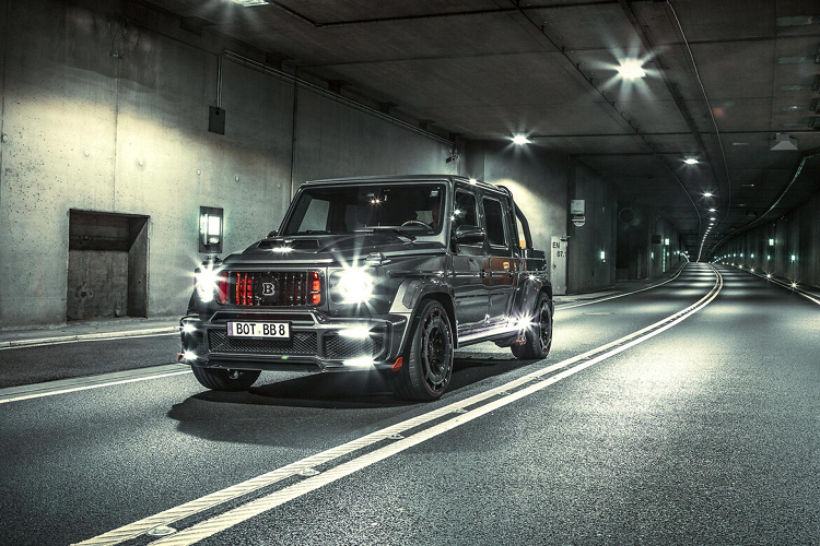 Brabus P 900 Rocket Edition bán tải là sự kết hợp giữa thân xe bán tải dài của 800 Adventure XLP với khung gầm thấp hơn và các trang bị hiệu suất của 900 Rocket SUV. Ngoài ra, bộ kit thân rộng bằng sợi carbon tích cực của chiếc xe sau đã được điều chỉnh để phù hợp với thân xe dài hơn của chiếc xe tải. Mặc dù hệ thống treo được hạ thấp, mẫu xe vẫn cao 2.055 mm để đảm bảo khả năng vận hành một cách trơn tru.