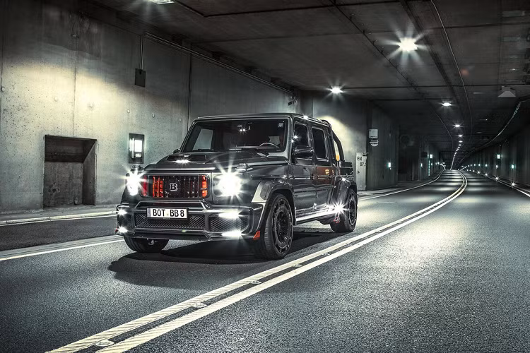 Brabus P 900 Rocket Edition bán tải là sự kết hợp giữa thân xe bán tải dài của 800 Adventure XLP với khung gầm thấp hơn và các trang bị hiệu suất của 900 Rocket SUV. Ngoài ra, bộ kit thân rộng bằng sợi carbon tích cực của chiếc xe sau đã được điều chỉnh để phù hợp với thân xe dài hơn của chiếc xe tải. Mặc dù hệ thống treo được hạ thấp, mẫu xe vẫn cao 2.055 mm để đảm bảo khả năng vận hành một cách trơn tru.