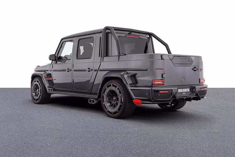 Giá xe Brabus P 900 Rocket Edition “One of Ten” khởi điểm ở mức khoảng 649.638 Euro chưa tính thuế. Giá này đắt hơn khoảng 170.000 Euro so với biến thể SUV ngắn hơn của 900 Rocket với cùng động cơ nhưng lại rẻ hơn 75.000 Euro so với chiếc bán tải 800 XLP Superblack kém mạnh mẽ hơn với trục cổng.