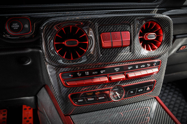 Khoang nội thất bốn chỗ ngồi được trang trí theo phong cách Brabus Masterpiece với bọc da cao cấp cao cấp khắp nơi với đường chỉ khâu “Seashell Diamond”, tương phản với các điểm nhấn “Rocket Red”.