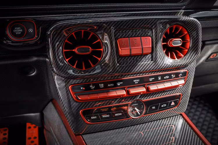 Khoang nội thất bốn chỗ ngồi được trang trí theo phong cách Brabus Masterpiece với bọc da cao cấp cao cấp khắp nơi với đường chỉ khâu “Seashell Diamond”, tương phản với các điểm nhấn “Rocket Red”.