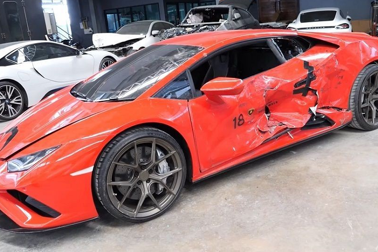 Vào tối hôm 24/11/2022 vừa qua, tại huyện Sawankhalok thuộc tỉnh Sukhothai của Thái Lan đã xảy ra một vụ tai nạn giao thông đáng chú ý. Trong vụ tai nạn này, một chiếc xe bán tải đã va chạm bên sườn với siêu xe Lamborghini Huracan đang sang đường. Cú va chạm mạnh đã khiến chiếc Lamborghini Huracan bị bẹp dúm sườn xe bên trái.