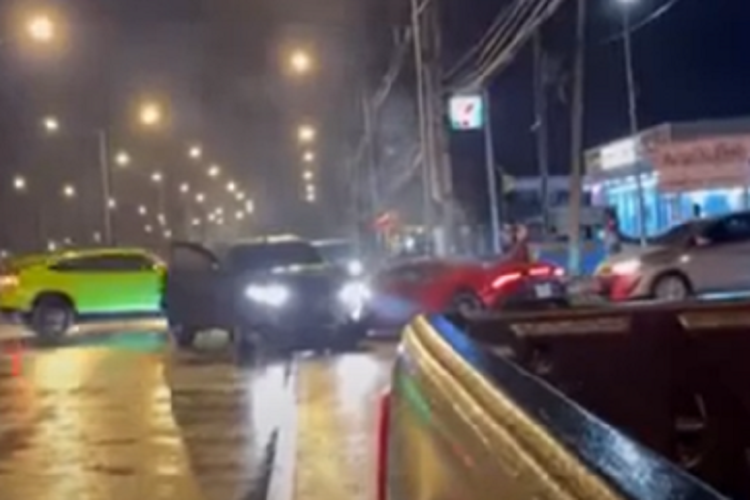 Khi đến một giao lộ, trong khi những chiếc xe đi cùng đoàn dừng lại thì người lái chiếc Lamborghini Huracan EVO lại rẽ phải, bất chấp chiếc xe bán tải lưu thông trên làn đường ngược chiều đang lao đến. Hậu quả là chiếc xe bán tải đã tông thẳng vào sườn bên trái của chiếc Lamborghini Huracan EVO.