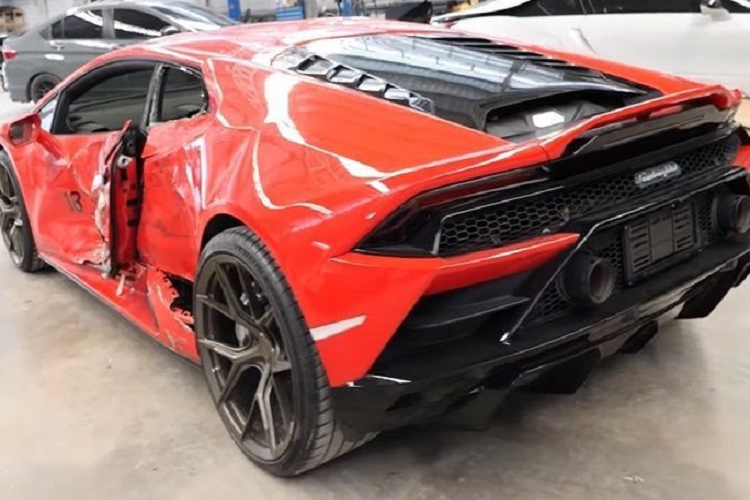 Được biết, chiếc Lamborghini Huracan bị tai nạn thuộc phiên bản EVO, có giá khoảng 25 triệu Baht (17,3 tỷ đồng) ở thị trường Thái Lan. V10 Garage cho biết, chiếc xe chủ yếu bị hư hỏng ở cửa bên trái và hốc bánh sau. Trong khi đó, toàn bộ hệ thống điện của chiếc Lamborghini Huracan EVO không bị ảnh hưởng.