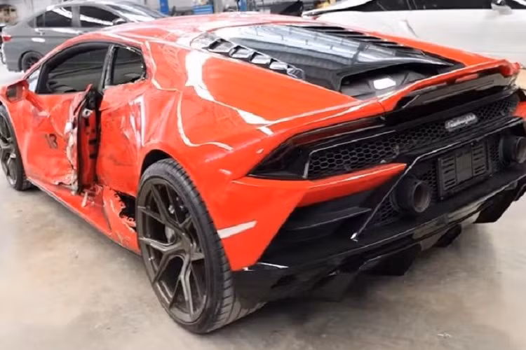 Được biết, chiếc Lamborghini Huracan bị tai nạn thuộc phiên bản EVO, có giá khoảng 25 triệu Baht (17,3 tỷ đồng) ở thị trường Thái Lan. V10 Garage cho biết, chiếc xe chủ yếu bị hư hỏng ở cửa bên trái và hốc bánh sau. Trong khi đó, toàn bộ hệ thống điện của chiếc Lamborghini Huracan EVO không bị ảnh hưởng.