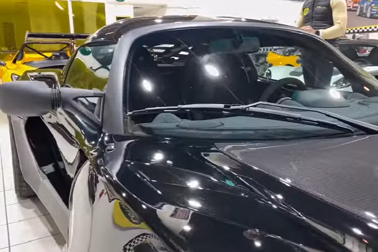 Phiên bản xe thể thao Lotus Exige Cup 430 Final Edition có bộ giảm chấn do Nitron cung cấp với khả năng điều chỉnh bằng tay, thanh chống lật điều chỉnh tay Eibach cũng được trang bị ở cả phía trước và phía sau của xe, cuối cùng là bộ mâm hợp kim siêu nhẹ 10 chấu cắt kim cương có kích thước 17 inch bánh trước và 18 inch cho bánh sau được sử dụng lốp Michelin Pilot Sport Cup 2, phanh AP Racing bốn piston.