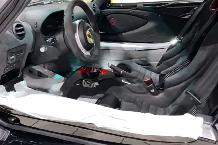 Thậm chí, nếu một chiếc xe Lotus Exige Cup 430 Final Edition màu đen bóng như xe về Việt Nam sẽ còn có tùy chọn chân cánh gió được sơn màu đỏ tạo điểm nhấn. Dù vậy, sự khác biệt của xe thể thao Lotus Exige Cup 430 Final Edition và Lotus Exige Sport 420 Final Edition còn ở việc thiết kế khí động học và động cơ được tinh chỉnh.