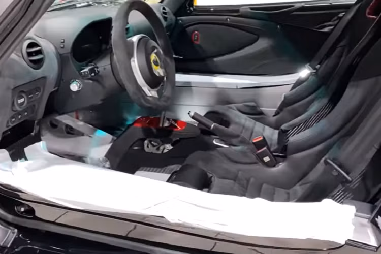 Thậm chí, nếu một chiếc xe Lotus Exige Cup 430 Final Edition màu đen bóng như xe về Việt Nam sẽ còn có tùy chọn chân cánh gió được sơn màu đỏ tạo điểm nhấn. Dù vậy, sự khác biệt của xe thể thao Lotus Exige Cup 430 Final Edition và Lotus Exige Sport 420 Final Edition còn ở việc thiết kế khí động học và động cơ được tinh chỉnh.