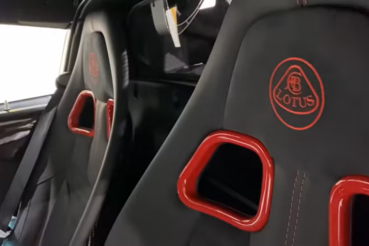 Lotus Exige Cup 430 Final Edition độc nhất vô nhị tại Việt Nam chưa lộ nội thất, nhưng đây có thể xem là hàng cực độc cho ai thích sưu tầm. Thay đổi lớn nhất của xe Lotus Exige Cup 430 Final Edition là bảng đồng hồ kỹ thuật số TFT hoàn toàn mới với sự lựa chọn của hai màn hình, một màn hình với bộ mặt đồng hồ thông thường và một màn hình kiểu xe đua.