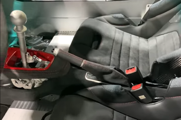 Điểm khác biệt của chiếc xe Lotus Exige Cup 430 Final Edition mới về nước so với Lotus Exige Sport 420 Final Edition đã có mặt được hơn nửa năm tại Việt Nam chính là cánh gió đuôi của Lotus Exige Cup 430 thể hiện bản xe đua nhiều hơn và có cờ Quốc kỳ Vương quốc Liên hiệp Anh và Bắc Ireland ở bên hông.