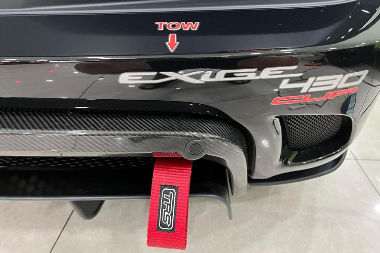 Mới đây, 1 người chuyên nhập khẩu siêu xe và xe thể thao hàng độc về Việt Nam để phục vụ cho các tay chơi xe nổi tiếng như Minh Nhựa, Cường Đô la, Quân Nova hay ông Đặng Lê Nguyên Vũ đã bất ngờ chia sẻ những hình ảnh hé lộ về một chiếc xe thể thao đua đường phố Lotus Exige Cup 430 Final Edition cực độc vừa mới xuất hiện tại Việt Nam.