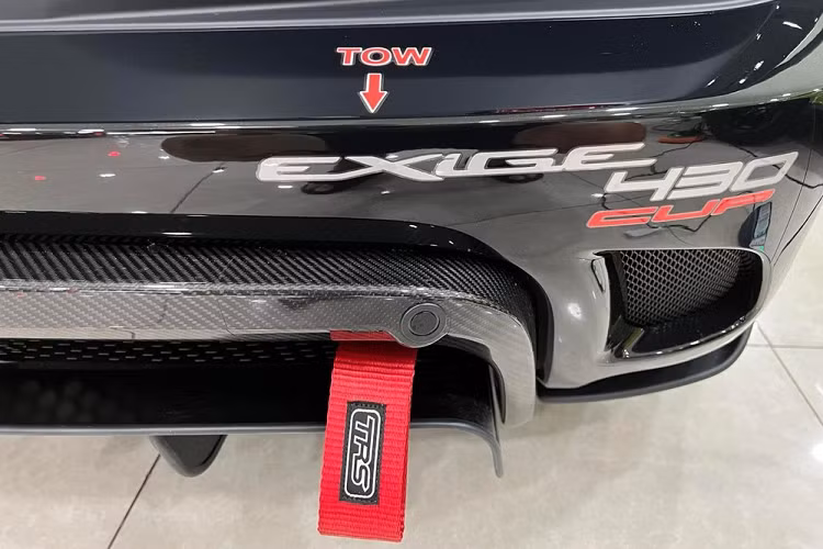 Mới đây, 1 người chuyên nhập khẩu siêu xe và xe thể thao hàng độc về Việt Nam để phục vụ cho các tay chơi xe nổi tiếng như Minh Nhựa, Cường Đô la, Quân Nova hay ông Đặng Lê Nguyên Vũ đã bất ngờ chia sẻ những hình ảnh hé lộ về một chiếc xe thể thao đua đường phố Lotus Exige Cup 430 Final Edition cực độc vừa mới xuất hiện tại Việt Nam.