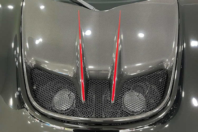 Dù không chia sẻ hình ảnh cận cảnh về ngoại hình chiếc xe Lotus Exige Cup 430 Final Edition này nhưng các bức ảnh cũng cho thấy xe sở hữu màu đen cùng nhiều gói tùy chọn carbon cao cấp nhưng hiện chưa rõ đã có chủ nhân hay chưa. 