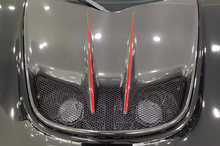 Dù không chia sẻ hình ảnh cận cảnh về ngoại hình chiếc xe Lotus Exige Cup 430 Final Edition này nhưng các bức ảnh cũng cho thấy xe sở hữu màu đen cùng nhiều gói tùy chọn carbon cao cấp nhưng hiện chưa rõ đã có chủ nhân hay chưa. 