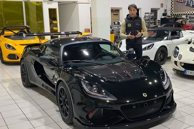 Đầu tiên là trang bị hốc gió lớn trên nắp capô phía trước của xe Lotus Exige Final Edition mới lộ ảnh về Việt Nam là bằng carbon có thêm sọc màu đỏ nổi bật. Tiếp đến là hình ảnh thứ 2 và 3 cho thấy xe thuộc bản Lotus Exige Cup 430 Final Edition.