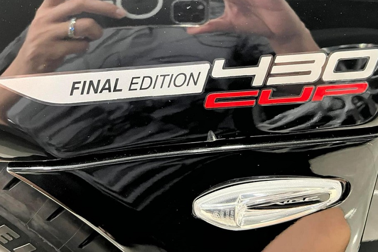 Dựa vào những hình ảnh có thể thấy, chiếc xe thể thao Lotus Exige Cup 430 Final Edition siêu đặc biệt này được hãng Lotus ra mắt vào tháng 2/2021 như 1 cách để chia tay dòng xe huyền thoại của hãng là Exige. Trong đó, Lotus Exige đã có 20 năm trên thị trường xe thể thao và sẽ dừng sản xuất bằng 3 phiên bản kỷ niệm mang tên gọi Lotus Exige Final Edition với các biến thể 390, 420 Sport và cuối cùng là 430 Cup.