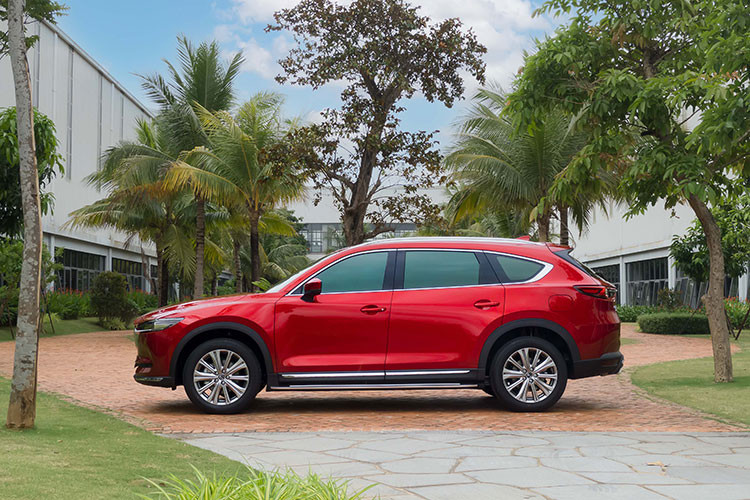 Các kĩ sư của Mazda đã loại bỏ đi thiết kế dạng thanh ngang trên mặt ca lăng ở thế hệ cũ và thay vào đó là thiết kế dạng nan đan vô cùng hài hòa, cầu kì và tinh tế cùng với viền mạ Crôm “Signature Wings” tạo nên sự tương phản làm nổi bật nhận diện logo thương hiệu.