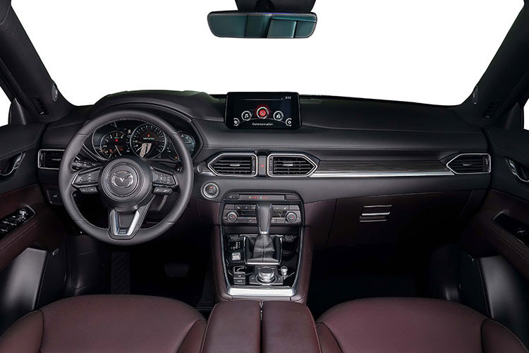 Bên trong, tổng thể thiết kế của Mazda CX-8 2022 là không thay đổi về cách tạo hình, sự thay đổi ở đây chủ yếu nằm ở các trang bị tiện ích cao cấp được gia tăng nhiều hơn. Cụ thể, tuỳ từng phiên bản mà Mazda CX-8 2022 có thêm các tính năng như sưởi vô-lăng, cửa sổ trời, sạc không dây chuẩn Qi, bơm lưng ghế lái.