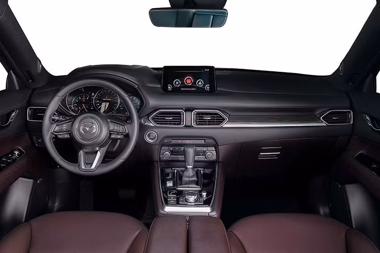 Bên trong, tổng thể thiết kế của Mazda CX-8 2022 là không thay đổi về cách tạo hình, sự thay đổi ở đây chủ yếu nằm ở các trang bị tiện ích cao cấp được gia tăng nhiều hơn. Cụ thể, tuỳ từng phiên bản mà Mazda CX-8 2022 có thêm các tính năng như sưởi vô-lăng, cửa sổ trời, sạc không dây chuẩn Qi, bơm lưng ghế lái.