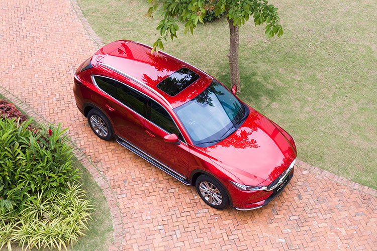 Do là phiên bản nâng cấp giữa vòng đời (facelift), ngoại hình của mẫu xe SUV Mazda CX-8 2022 tại Việt Nam không có quá nhiều sự thay đổi so với với phiên bản tiền nhiệm. Thay đổi dễ thấy nhất là mặt ca-lăng được thiết kế lại vô cùng đẹp mắt.