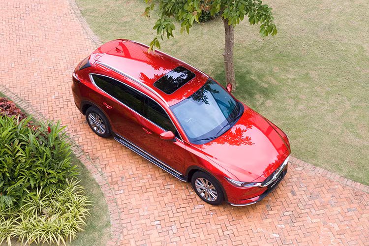 Do là phiên bản nâng cấp giữa vòng đời (facelift), ngoại hình của mẫu xe SUV Mazda CX-8 2022 tại Việt Nam không có quá nhiều sự thay đổi so với với phiên bản tiền nhiệm. Thay đổi dễ thấy nhất là mặt ca-lăng được thiết kế lại vô cùng đẹp mắt.