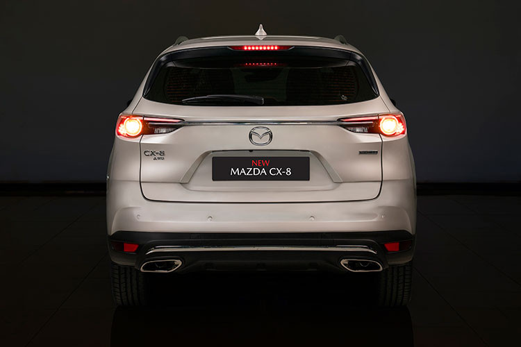 Mức giá xe Mazda CX-8 2022 tương ứng với 4 phiên bản: Luxury, Premium, Premium AWD 7 chỗ và Premium AWD 6 chỗ lần lượt là 1,079 tỷ đồng, 1,169 tỷ đồng, 1,259 tỷ đồng và 1,269 tỷ đồng. So với đời cũ, CX-8 2022 đã không còn phiên bản Deluxe.