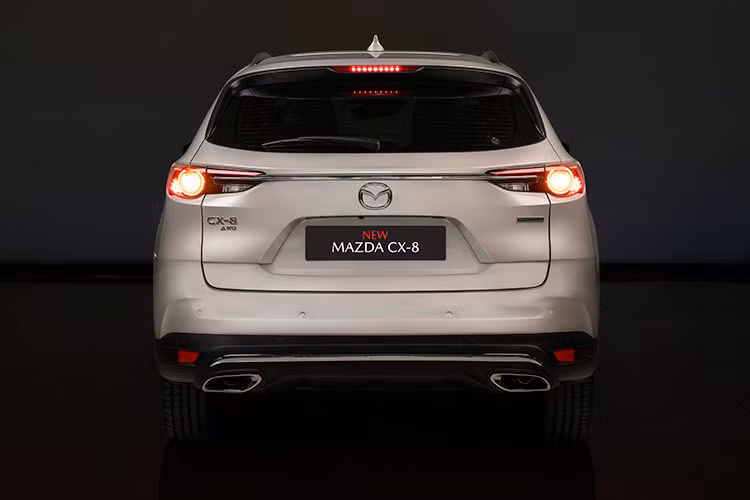 Mức giá xe Mazda CX-8 2022 tương ứng với 4 phiên bản: Luxury, Premium, Premium AWD 7 chỗ và Premium AWD 6 chỗ lần lượt là 1,079 tỷ đồng, 1,169 tỷ đồng, 1,259 tỷ đồng và 1,269 tỷ đồng. So với đời cũ, CX-8 2022 đã không còn phiên bản Deluxe.
