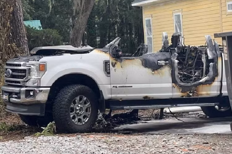 Sieu ban tai Ford Super Duty chay rui sau cu set danh kinh hoang