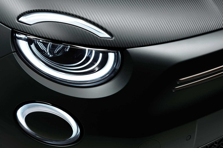 Cả ba mẫu xe này đều được tùy chỉnh hoàn toàn từ trong ra ngoài và Fiat cho biết, những chiếc xe này thể hiện thiết kế bền vững, thời trang bền vững và sự sang trọng bền vững.